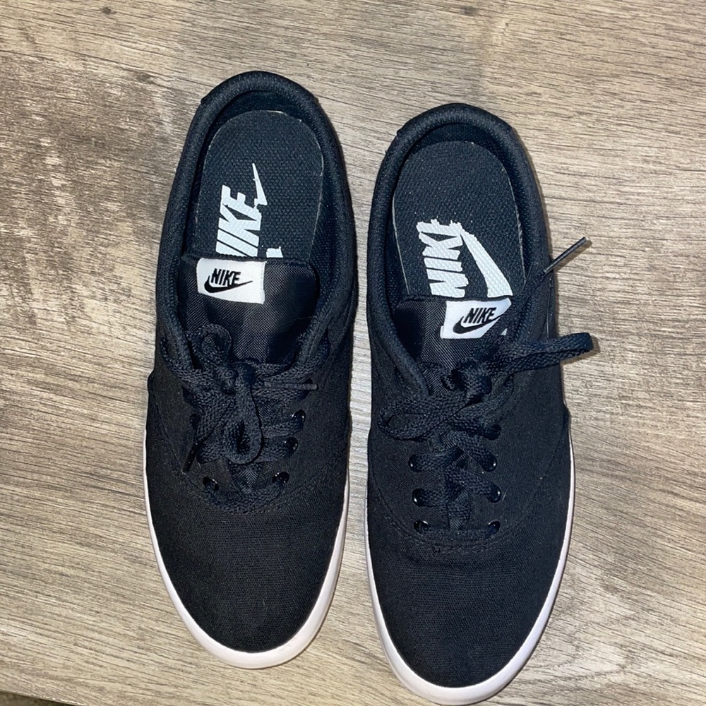 Nike woman’s black shoes